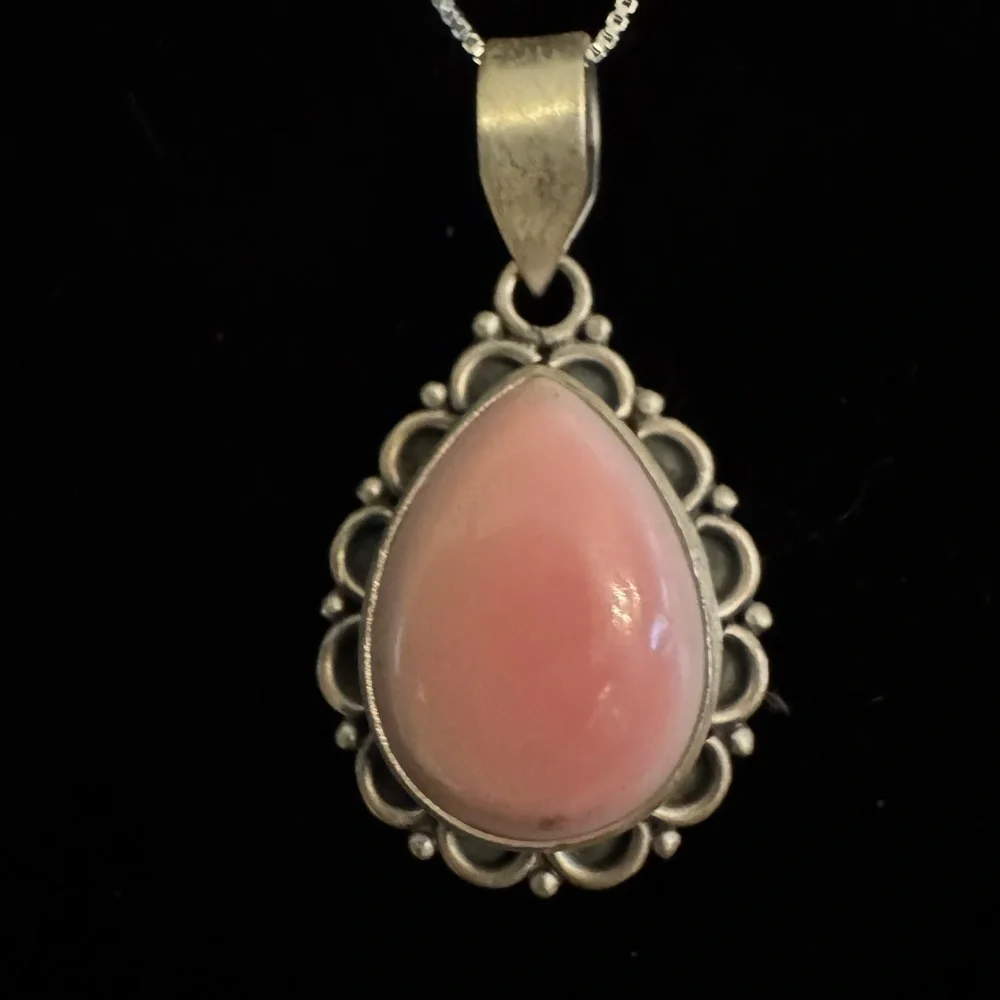 Elegant‎ genuine Pink conch Teardrop Pendant Necklace in sterling silver setting